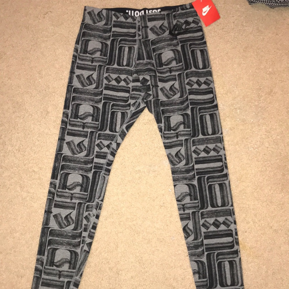 BRAND NEW nike pattern leggings